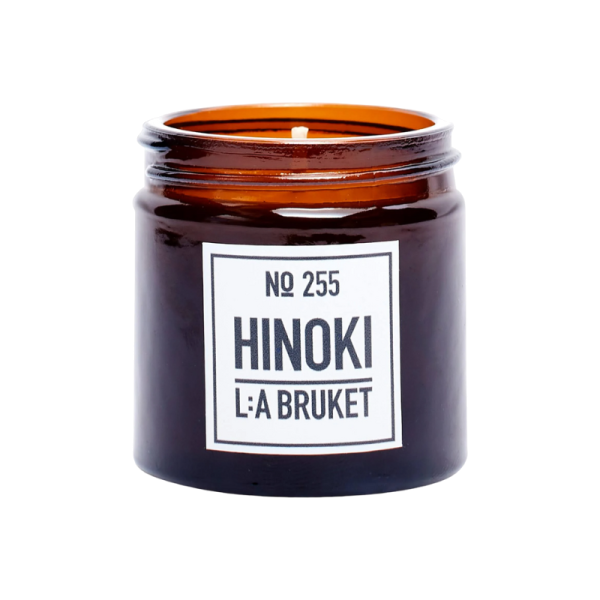 Braunes Glasduftkerze mit der Aufschrift 'NO 255 HINOKI L:A BRUKET', 50g.
