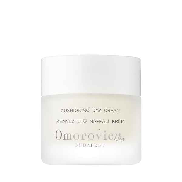 Ein Glasbehälter mit Omorovicza Cushioning Day Cream, ungarische und englische Beschriftung auf weißem Hintergrund.
