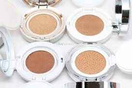 Vier geöffnete Kompaktpuder in verschiedenen Brauntönen auf weißem Hintergrund.