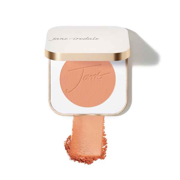 Jane Iredale PurePressed Blush in der Farbe Flourish, geöffnetes Kompaktpuder mit Puderstreifen darunter.