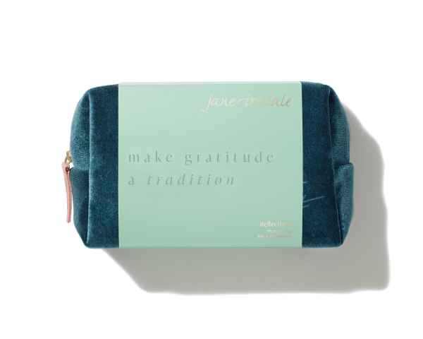 Ein grünes Kosmetiktäschchen mit der Aufschrift 'make gratitude a tradition' und 'jane iredale'.