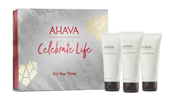 AHAVA Geschenkset mit drei Mineralcremes vor einer grauen Box mit rotem Text 'Celebrate Life'.
