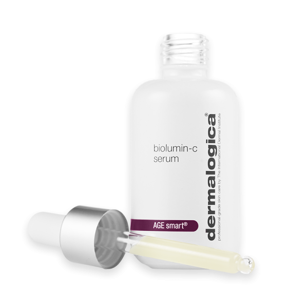 Flasche Dermalogica BioLumin-C Serum mit Pipette, AGE smart, auf weißem Hintergrund.
