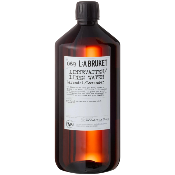 Braune Flasche L:A BRUKET No. 068 Leinenwasser Lavendel, 1000 ml, mit weißem Etikett und schwarzem Deckel.