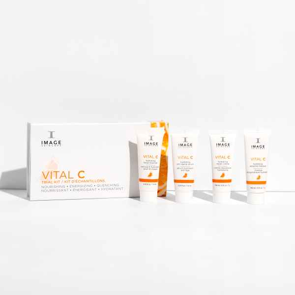 Vier Tuben und eine Schachtel des VITAL C Trial Kits von Image Skincare auf weißem Hintergrund.
