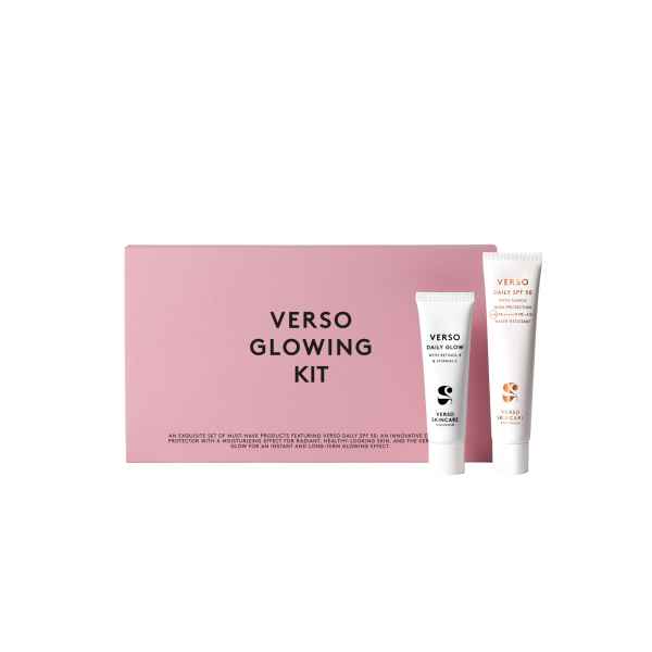 Verso Glowing Kit: Zwei Tuben Hautpflegeprodukte vor einer rosa Verpackung.