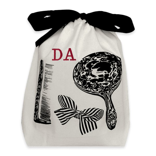 Kosmetiktasche mit Kamm, Spiegel und Schleife, weiß mit schwarzem Zugband.