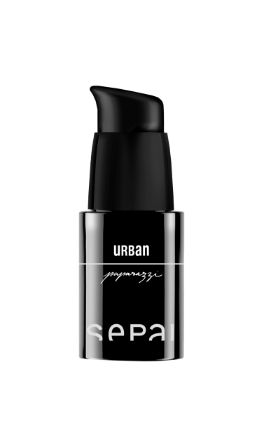 Schwarze Flasche mit der Aufschrift 'Urban Paparazzi' und 'Sepai', schwarzer Pumpverschluss, auf weißem Hintergrund.