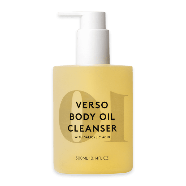 Verso Body Oil Cleanser mit Salicylsäure, 300ml Flasche mit Pumpspender, gelbe Flüssigkeit, Produktbild auf weißem Hintergrund.