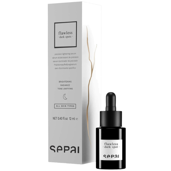 Sepai Flawless Dark Spots Serum in Reisegröße, 12 ml Flasche und Verpackung, für alle Hauttypen, auf weißem Hintergrund.
