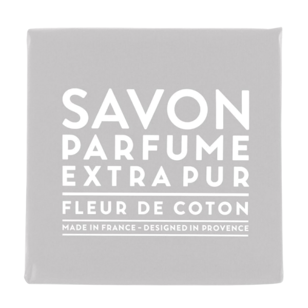 Graue Verpackung einer parfümierten Seife mit der Aufschrift 'Savon Parfumé Extra Pur Fleur de Coton'.