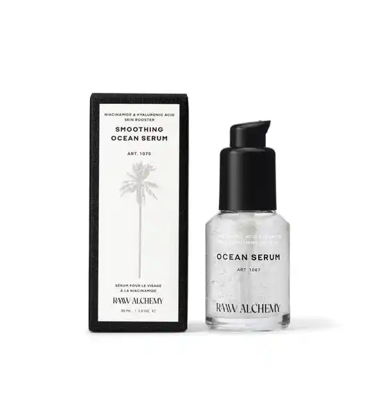 RAW ALCHEMY Smoothing Ocean Serum, 30 ml Flasche neben Verpackung mit Palmenmotiv.