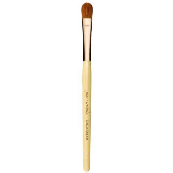 Jane Iredale Deluxe Shader Pinsel mit Holzgriff und braunen Borsten, auf weißem Hintergrund.
