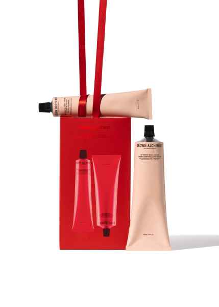 Grown Alchemist Hand- und Körperpflege-Set mit roter Verpackung und beigen Tuben auf weißem Hintergrund.