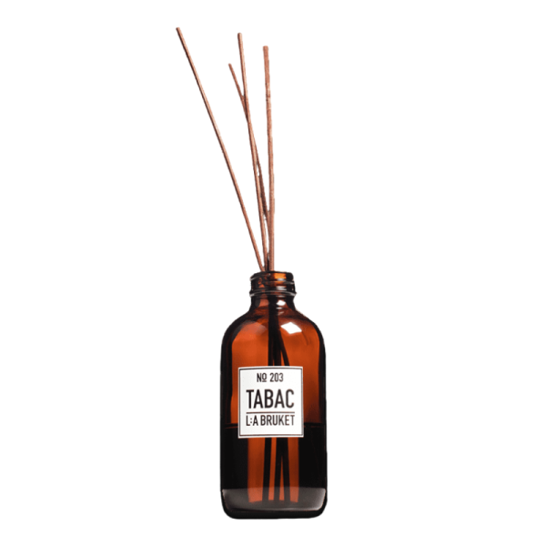 Brauner Raumduft-Diffuser von L:A Bruket Nr. 203 Tabac mit Holzstäbchen.