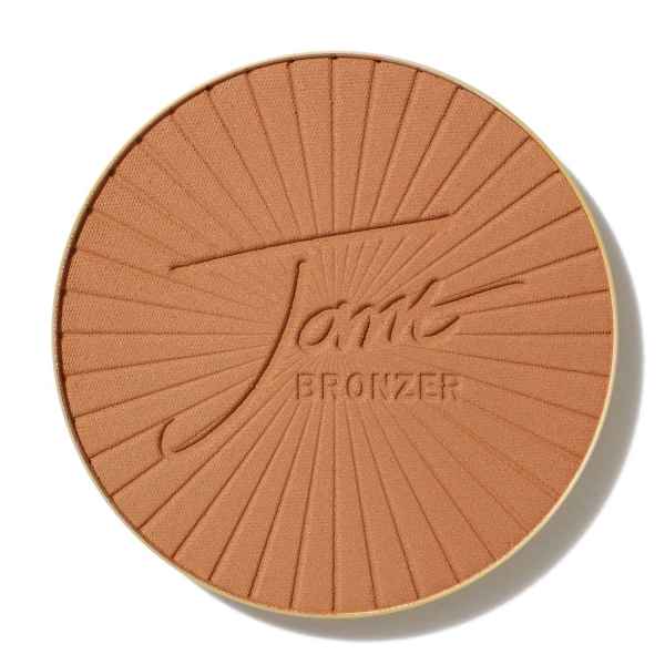 Runder, matter Bronzer-Nachfüller von Jane Iredale in einem warmen Bronzeton mit geprägtem Logo und Strahlenmuster.