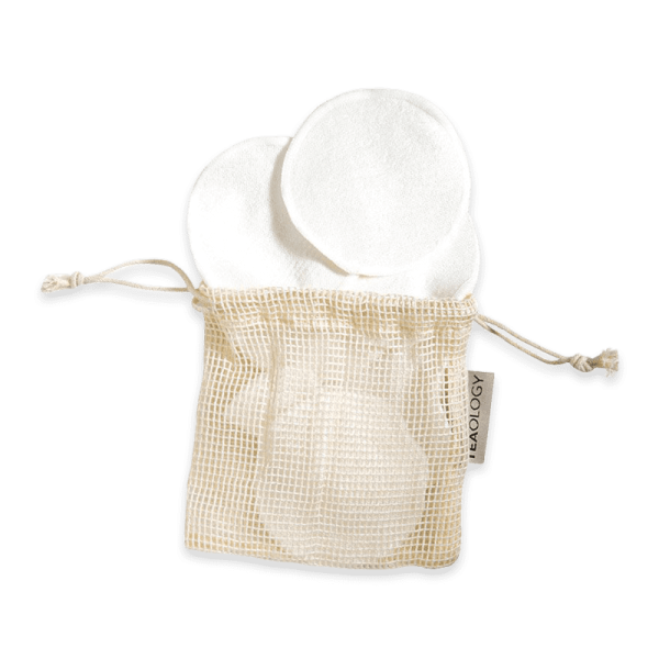 Wiederverwendbare Baumwollpads von Teaology in einem Netzbeutel.