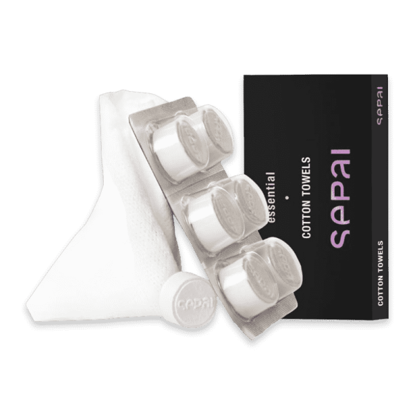 Sepai Baumwollhandtücher in einer schwarzen Box, mit vier weißen Handtüchern und Verpackungstablett.