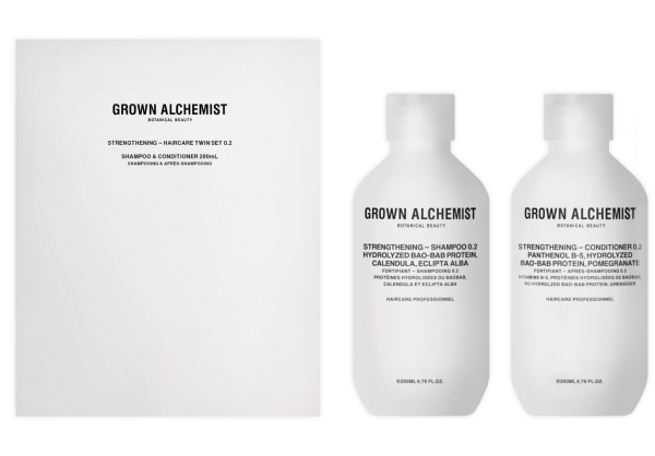 Grown Alchemist Haarpflege-Set: 200ml Shampoo und Conditioner in weißen Flaschen, neben einer weißen Verpackung.