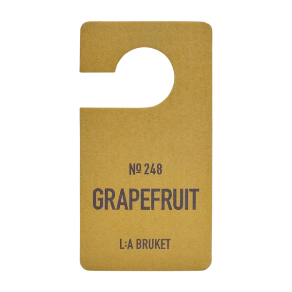 Türanhänger mit der Aufschrift 'No 248 GRAPEFRUIT L:A BRUKET' in schwarzer Schrift auf braunem Hintergrund.