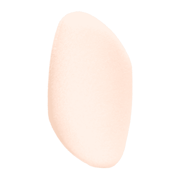 Ein flockiger Make-up-Schwamm in Tropfenform auf weißem Hintergrund.