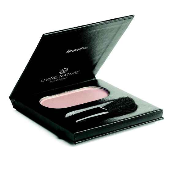 Ein offenes schwarzes Etui mit rosa Rouge und einem kleinen Pinsel von Living Nature.