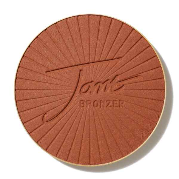 Runder, matter Bronzer-Nachfüller in einem warmen Bronzeton mit eingraviertem Logo 'Jane'.