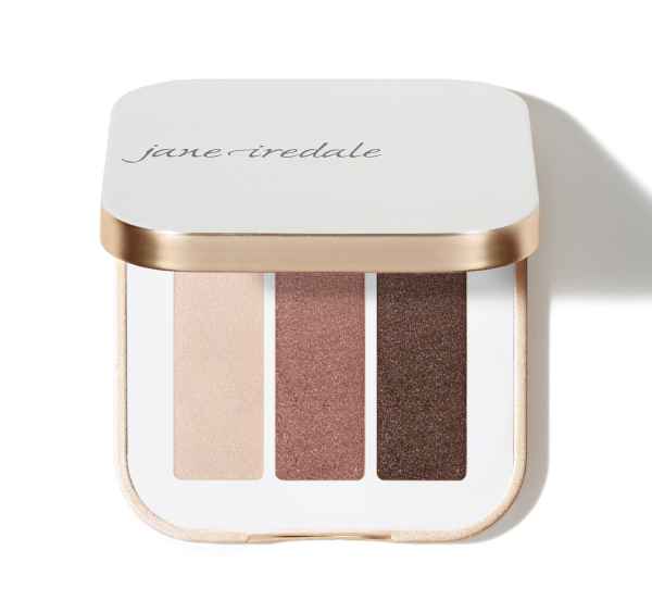 Lidschatten-Palette mit drei Farben: Beige, Rosa und Braun, in einer weißen Verpackung mit goldenen Akzenten.