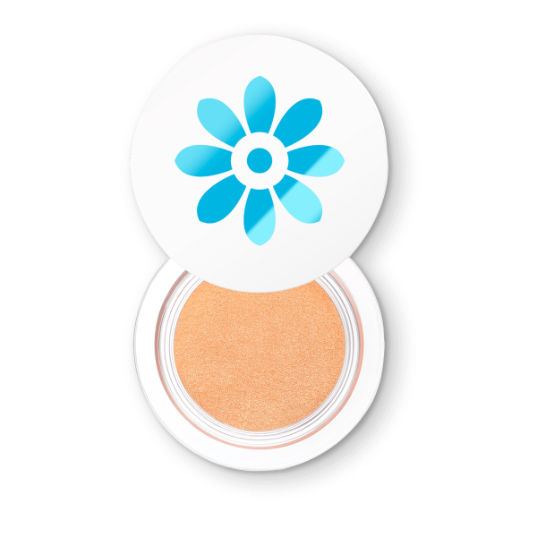 Ein geöffneter Skin Perfecting Highlighter mit blauer Blume auf dem Deckel, auf schwarzem Hintergrund.