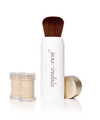 Jane Iredale Puderpinsel und zwei kleine Behälter mit losem Puder auf weißem Hintergrund.