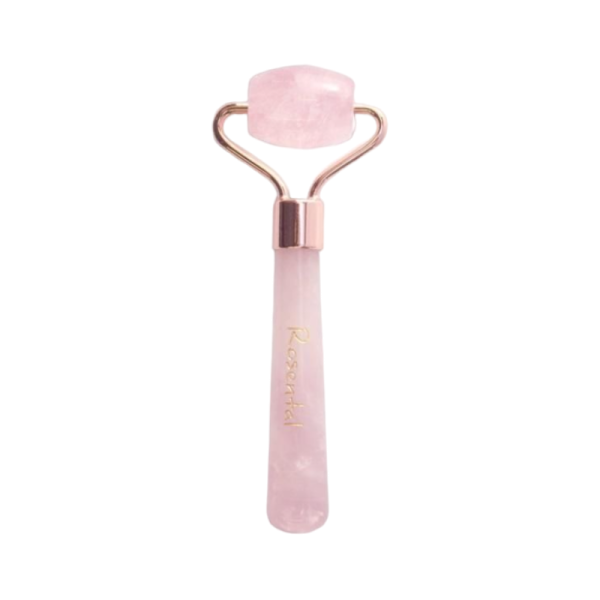 Rosental Organics Rose Queen Roller aus Rosenquarz mit goldener Aufschrift auf dem Griff, auf weißem Hintergrund.