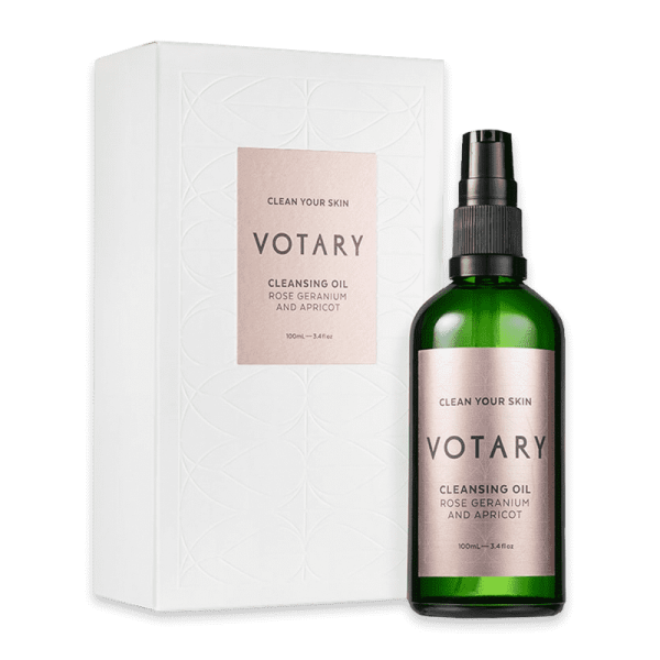 Grüne Flasche und weiße Box von Votary Cleansing Oil mit Rose, Geranie und Aprikose, 100 ml.