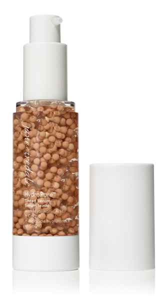 HydroPure Tinted Serum mit Hyaluronsäure und Peptiden in einer durchsichtigen Flasche mit weißem Pumpverschluss und abgenommenem Deckel.