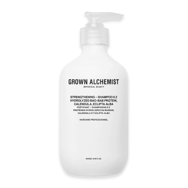 Grown Alchemist Strengthening Shampoo in weißer Flasche mit Pumpverschluss, 500 ml.