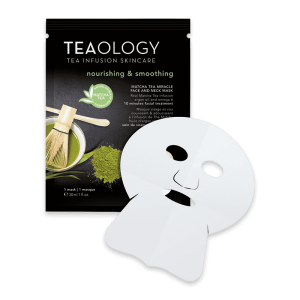 Teemaske und Verpackung von Teaology Matcha Tea Miracle Face and Neck Mask auf weißem Hintergrund.