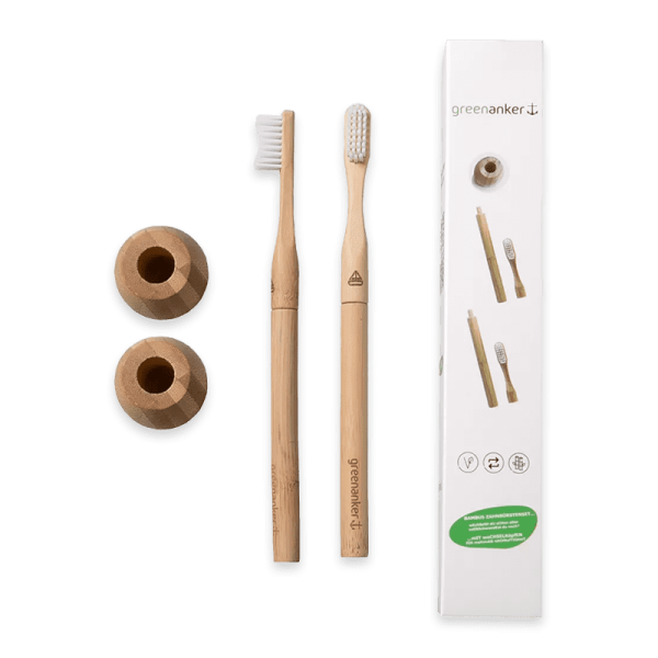 Bambus-Zahnbürstenset von Greenanker mit zwei Zahnbürsten, zwei Haltern und Verpackung.