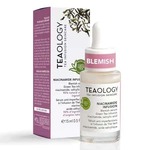 Teaology Niacinamide Infusion Serum vor Verpackung mit grünem Tee und Blemish-Label.