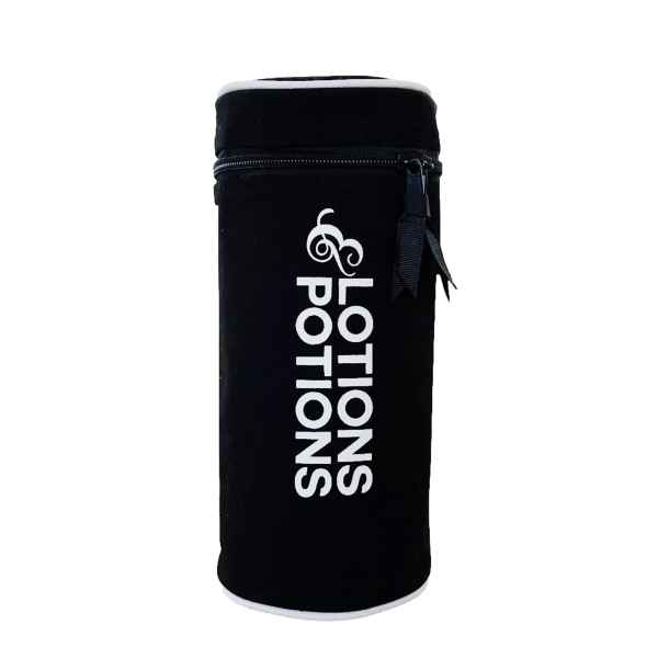 Schwarze Tasche mit Reißverschluss und der Aufschrift 'Lotions & Potions' in weißer Schrift.