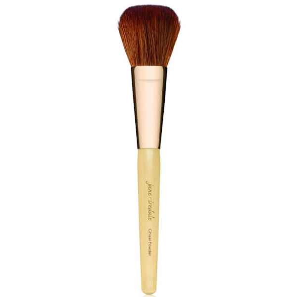 Jane Iredale Chisel Powder Brush mit hellem Holzgriff und braunen Borsten.