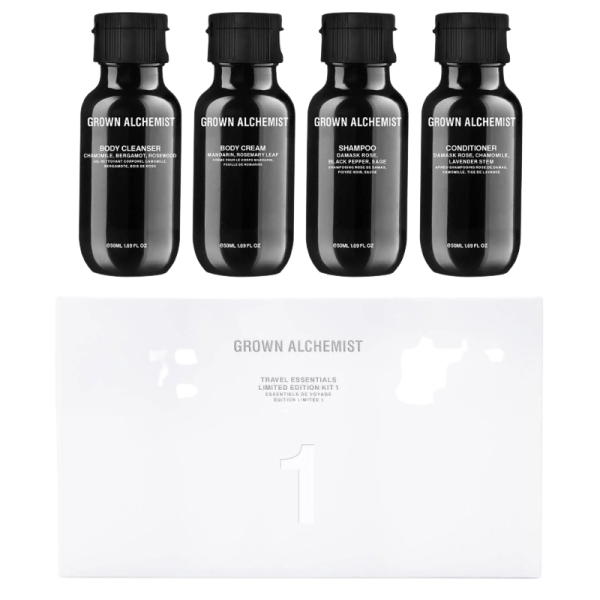 Grown Alchemist Travel Essentials Kit mit Body Cleanser, Body Cream, Shampoo und Conditioner in schwarzen Flaschen.