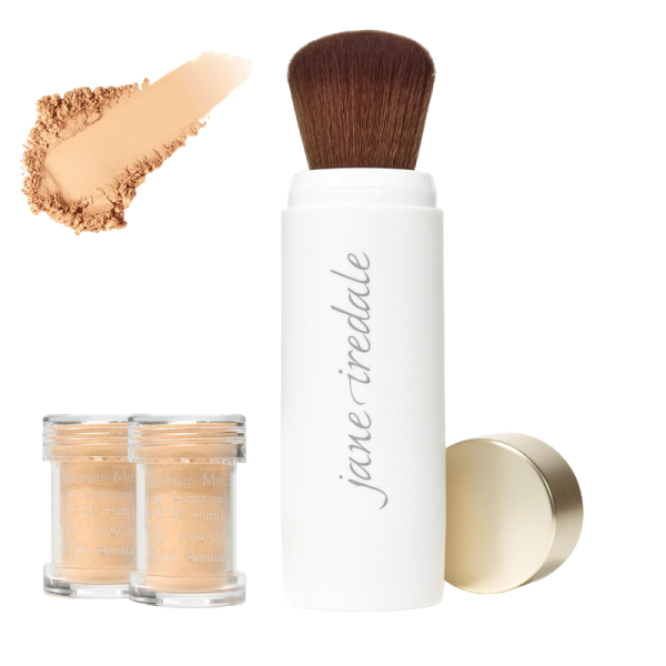 Jane Iredale Powder-Me SPF Brush in Tanned mit zwei Nachfüllbehältern und einer Puderprobe.