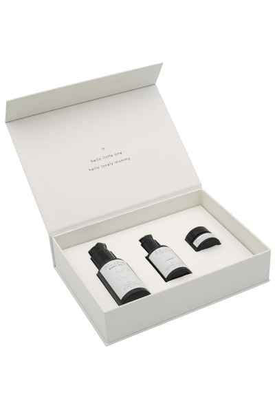 Offene weiße Geschenkbox mit drei Kosmetikprodukten für Mutter und Baby.