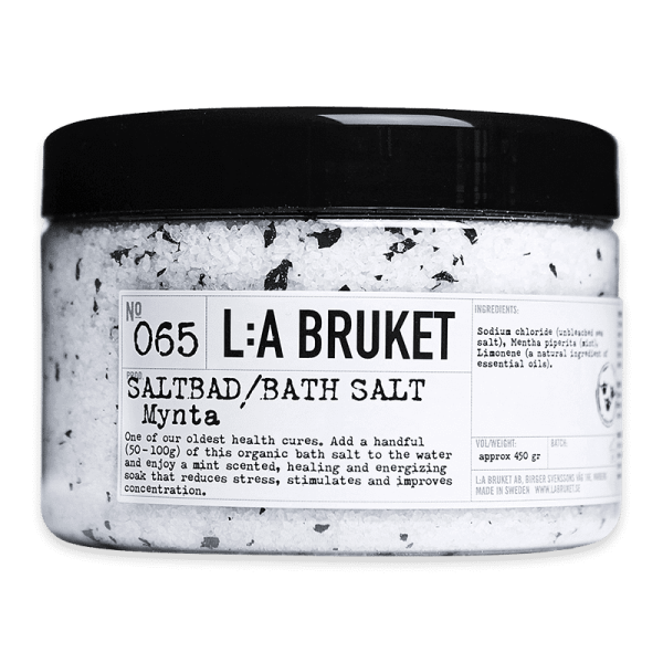L:A Bruket No. 065 Badesalz mit Minze in einem schwarzen Behälter, 450g.