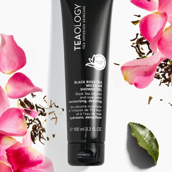 TEAOLOGY Black Rose Tea Micellar Shower Gel 100ml, umgeben von Rosenblättern und Teeblättern.