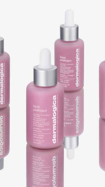 Mehrere Flaschen Dermalogica Liquid Peelfoliant mit Pipetten auf reflektierender Oberfläche.