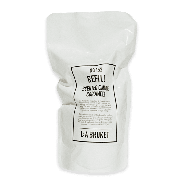 Nachfüllpackung für Duftkerze Koriander von L:A Bruket, 260g, weißer Beutel mit schwarzem Text.