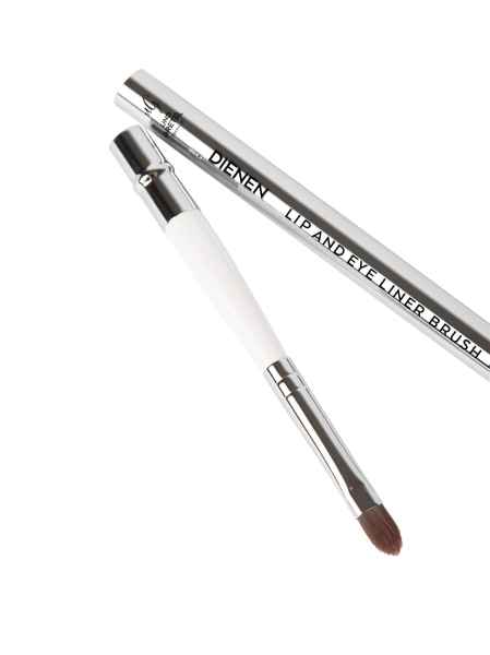 Zwei silberne Make-up-Pinsel, einer mit weißem Griff und brauner Spitze, der andere mit der Aufschrift 'Lip and Eye Liner Brush'.
