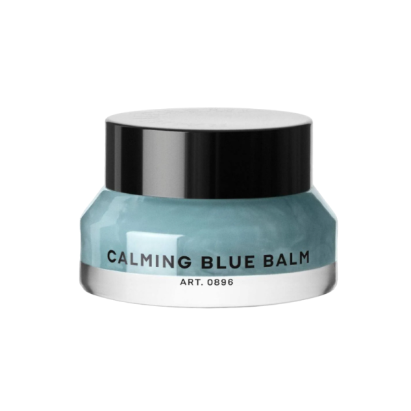 Ein Glas mit RAAW ALCHEMY Calming Blue Balm, Art. 0896, auf weißem Hintergrund.
