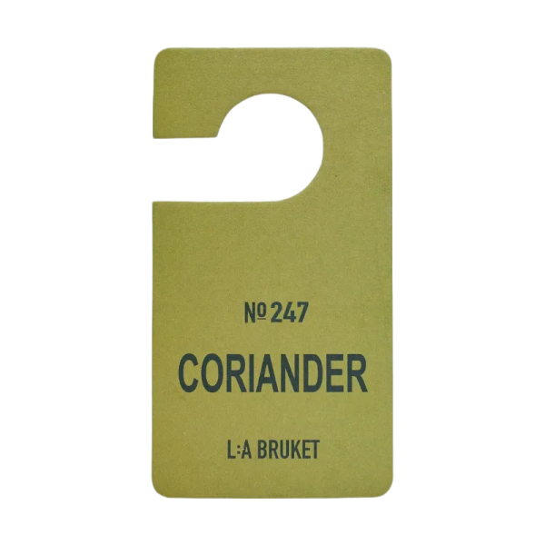 Grünes Duftetikett mit der Aufschrift 'No 247 Coriander' von L:A Bruket.