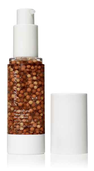 HydroPure Tinted Serum in einer durchsichtigen Flasche mit weißem Pumpverschluss und abgenommenem Deckel.